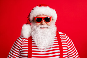 Close-up portrait of his he nice handsome attractive cheery white-haired Santa christmastime wintertime isolated over bright vivid shine vibrant red color background