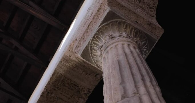 Colonna stile ionico