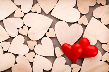 Obraz premium Red heart, valentine day greeting card. Wooden hearts background.