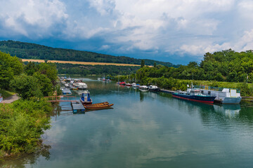 Fototapeta na wymiar Bootshafen an der Donau