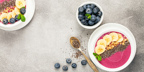 Smoothie bowl with fresh berries