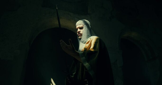 Guerriero vichingo con cotta di maglia si allena con la spada