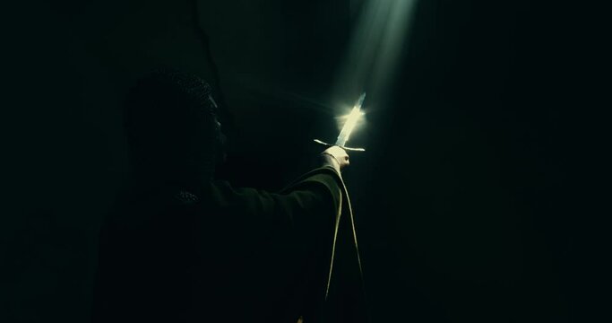 Guerriero vichingo con cotta di maglia si allena con la spada