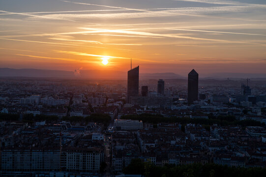 Lever de soleil sur la ville de Lyon © michel