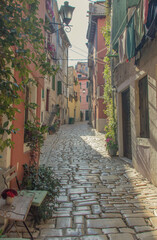 Obraz na płótnie Canvas rue pavée ancienne et typique à Rovinj en croatie
