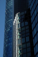 Plakat Detail der Fassade des Main Tower in hellem Sonnenschein vor blauem Himmel am 7. August 2020 in der Neuen Mainzer Straße in der Innenstadt von Frankfurt am Main in Hessen