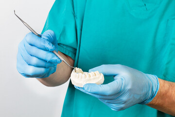 Dentista con un molde de dientes en la mano. Vista de frente y de cerca. Concepto: Salud...