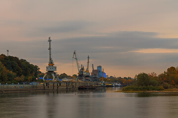 Fototapeta na wymiar embankment of the city in autumn view of the Gomel River Belarus.