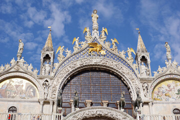 Fototapeta na wymiar Fronton de la basilique Saint-Marc