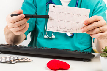 Médico cardiologo sosteniendo con las manos un electrocardiograma. Vista de frente y de cerca. Concepto: Salud