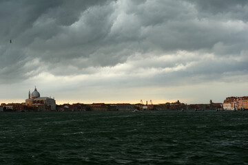 Fototapeta premium Venise sous l'orage vue du campanile de San Giorgio Maggiore