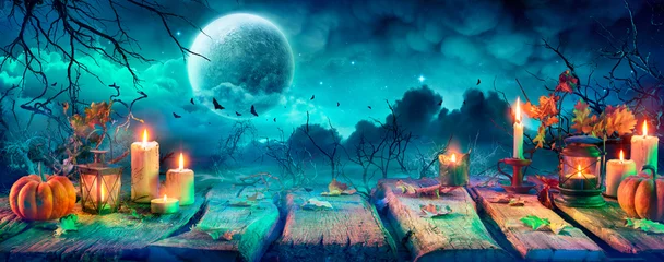 Foto op Plexiglas Griezelige Halloween-tafel met kaarsen en pompoenen & 39 s nachts met volle maan © Romolo Tavani