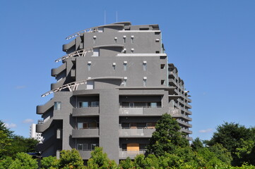 マンションと青空と緑
