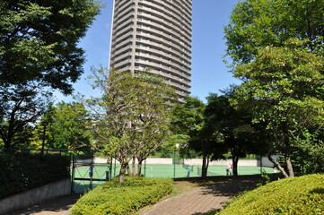 タワーマンション　敷地内のテニスコート
