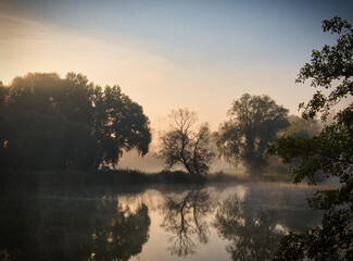 Sonnenaufgang am Wasser