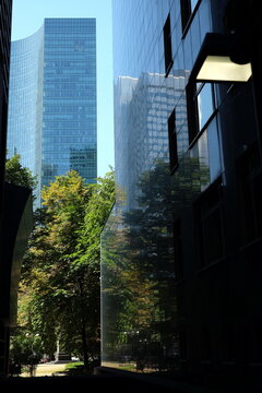 Blick durch eine Baul&uuml;cke in der Neue Mainzer Stra&szlig;e auf das Skyper Hochhaus im Sommer bei Sonnenschein am 07.08.2020 in der Innenstadt von Frankfurt am Main in Hessen