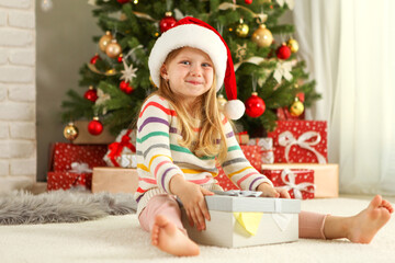 Obraz na płótnie Canvas Little girl with christmas gifts in christmas interior 