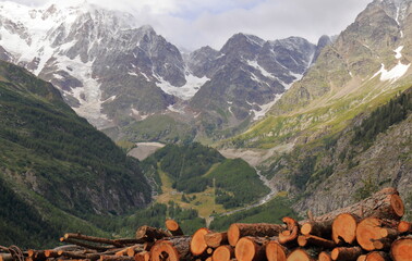 Veduta di giorno del Monte Rosa da Macugnaga con la famosa parete est e nuvole