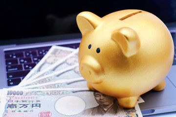 パソコンと貯金箱