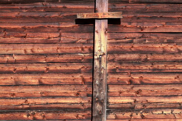 Particolare di una facciata di legno di una casa tipica walser in montagna