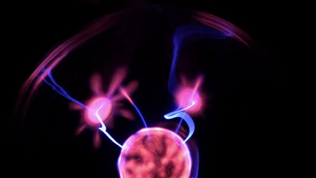 elektrisches Plasma in einer Glaskugel, mit Blitzen	
