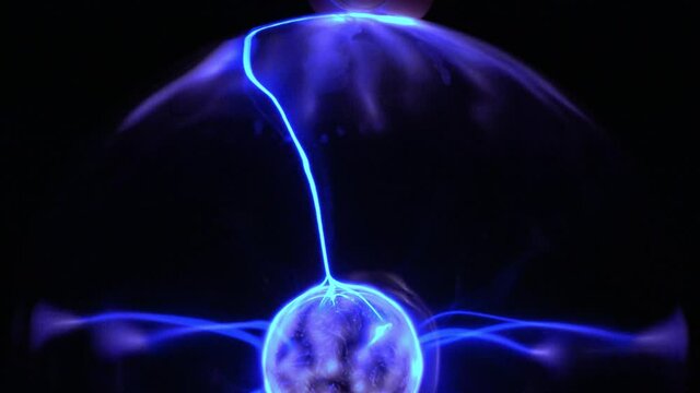 elektrisches Plasma in einer Glaskugel, mit Blitzen	
