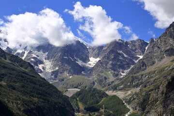 Particolare del Monte Rosa, parete est, ripreso da Macugnaga, Italia con nuvole bianche
