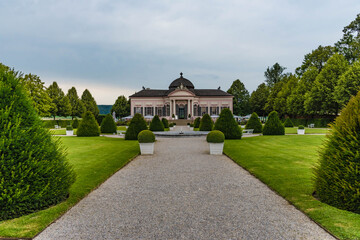 Fototapeta premium Pavillon im Park von Stift Melk