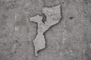 Karte von Mosambik auf verwittertem Beton