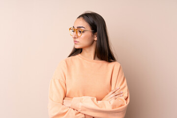 Obraz premium Young girl over isolated background looking side