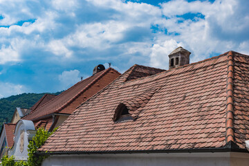 Walmdächer mit Dachgaube in Dürnstein an der Donau