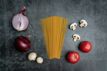 The delicious mushroom spaghetti is placed on the gray cement floor, and the Italian food is placed on the gray cement floor