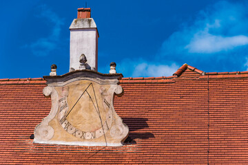 Dach mit Sonnenuhr und Schornstein in Dürnstein an der Donau
