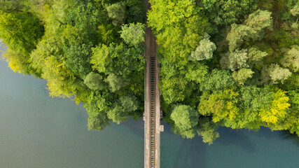 most kolejowy nad jeziorem © Tomasz