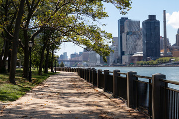 Obraz premium Empty Riverfront Path on Roosevelt Island in New York City during Summer with an Upper East Side Manhattan Skyline View