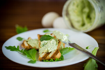 green bread spread of arugula, curds and eggs with fried toast