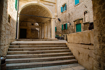 Escalera y arco interno sobre fachadas de casco hist&oacute;rico