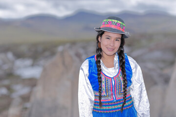 Peruanisches Mädchen in traditioneller Tracht aus der Colca-Region in Choqolaqa nahe Tisco, Arequipa.
