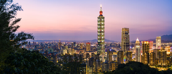 Naklejka premium Widok z góry, oszałamiający widok z lotu ptaka na panoramę Tajpej, oświetloną podczas pięknego zachodu słońca. Panoramiczny widok z Mount Elephant w Tajpej na Tajwanie.