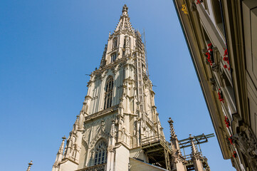 Fototapeta premium Bern, Berner Münster, Münster, Kirche, Stadt, Altstadt, Altstadthäuser, historische Häuser, Gassen, Stadtrundgang, Hauptstadt, Sommer, Schweiz