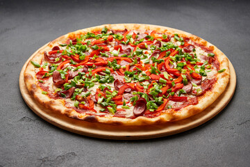 Pizza with a large number of toppings: hunting sausages, onions, cheese and bell pepper