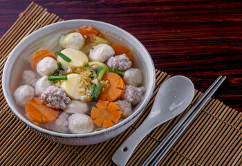 Clear soup with tofu and minced pork