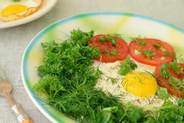 Egg with herbs and tomatoes