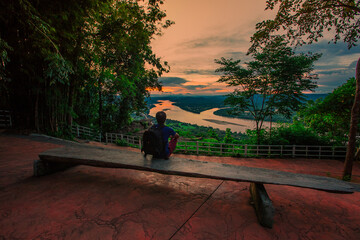 A panoramic natural background surrounded by atmosphere (rivers, dams, trees, mountains) and cool breezes at the viewpoint or tourist attraction.
