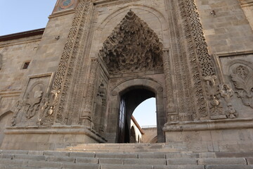 Obraz premium turkey travel. the gate of a twin Minaret school (Turkish: Çifte Minareli Medrese ). Twin Minaret Madrasah, Twin Minaret Madrasa. islamic ancient building. Erzurum, in Turkey 9. 15. 2020