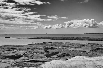 Gros nuages dans le ciel .