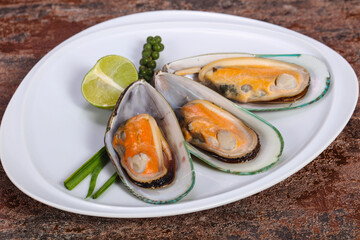 Half mussels with lime and pepper