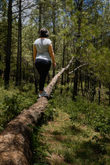 Mujer en el bosque 
