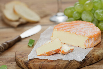 Französischer Weichkäse, Brot, Weintrauben