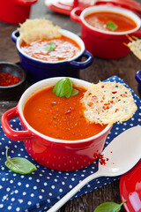 Tomatensuppe in kleinen Toepfchen